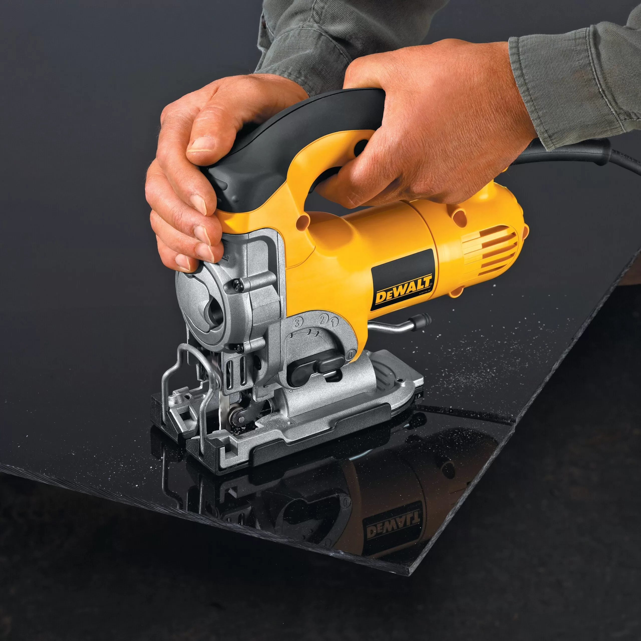 DEWALT 6.5-Amp Variable Speed Keyless Corded Jigsaw - Image 2
