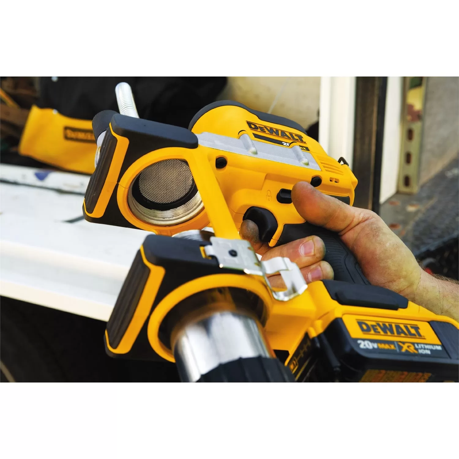 DEWALT DCGG571B 20-volt Max Air Grease Gun - Image 3