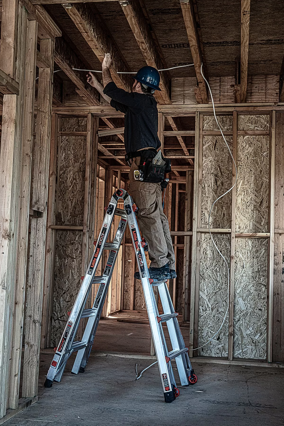 Little Giant Ladders Leveler M22 with Leg Levelers Aluminum 22-ft Reach Type 1AA- 375 lbs. Capacity Telescoping Multi-Position Ladder - Image 3