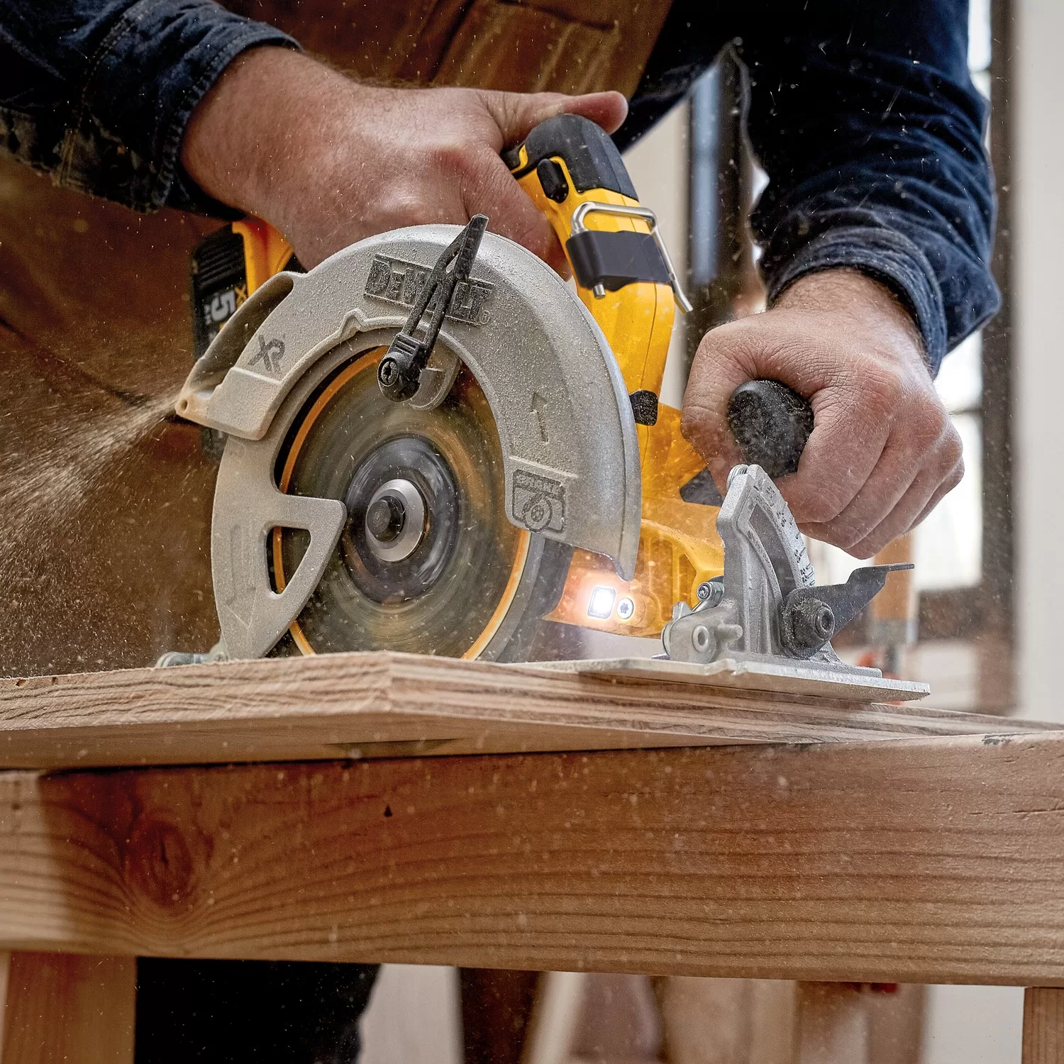 DEWALT XR 20-volt Max 7-1/4-in Brushless Cordless Circular Saw Kit Circular Saw (1-Battery and Charger Included) - Image 10