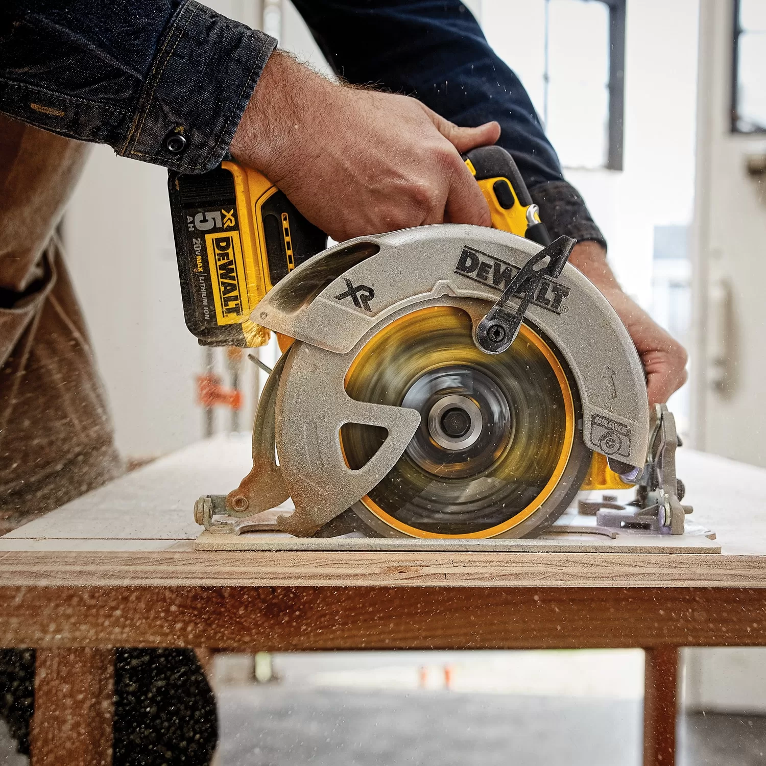 DEWALT XR 20-volt Max 7-1/4-in Brushless Cordless Circular Saw Kit Circular Saw (1-Battery and Charger Included) - Image 13