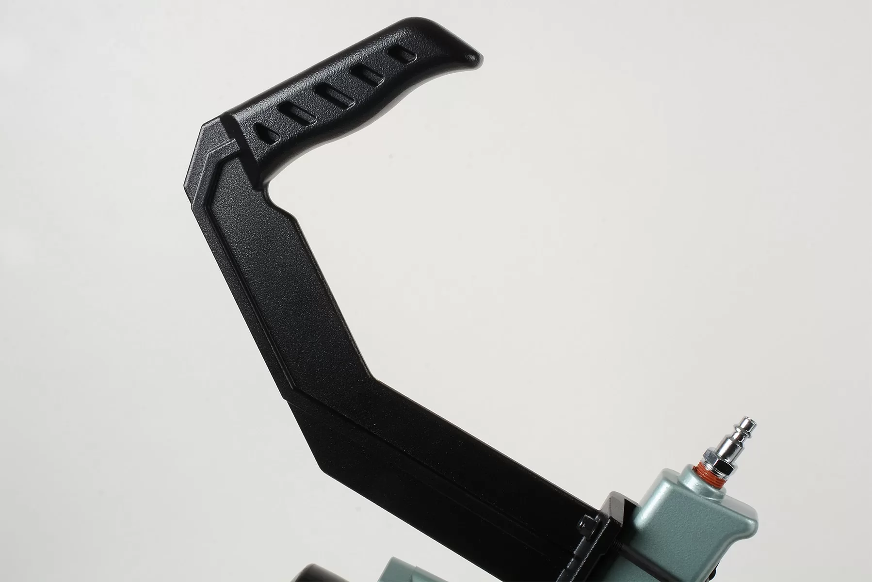 Metabo HPT 15.5-Gauge 1/2-in Medium Crown Flooring Pneumatic Stapler - Image 7