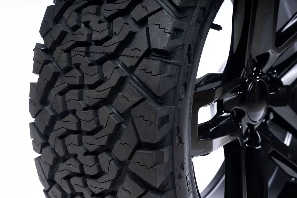 Venom Power Terra Hunter X/T All Terrain LT275/70R18 125/122R E Light Truck Tire