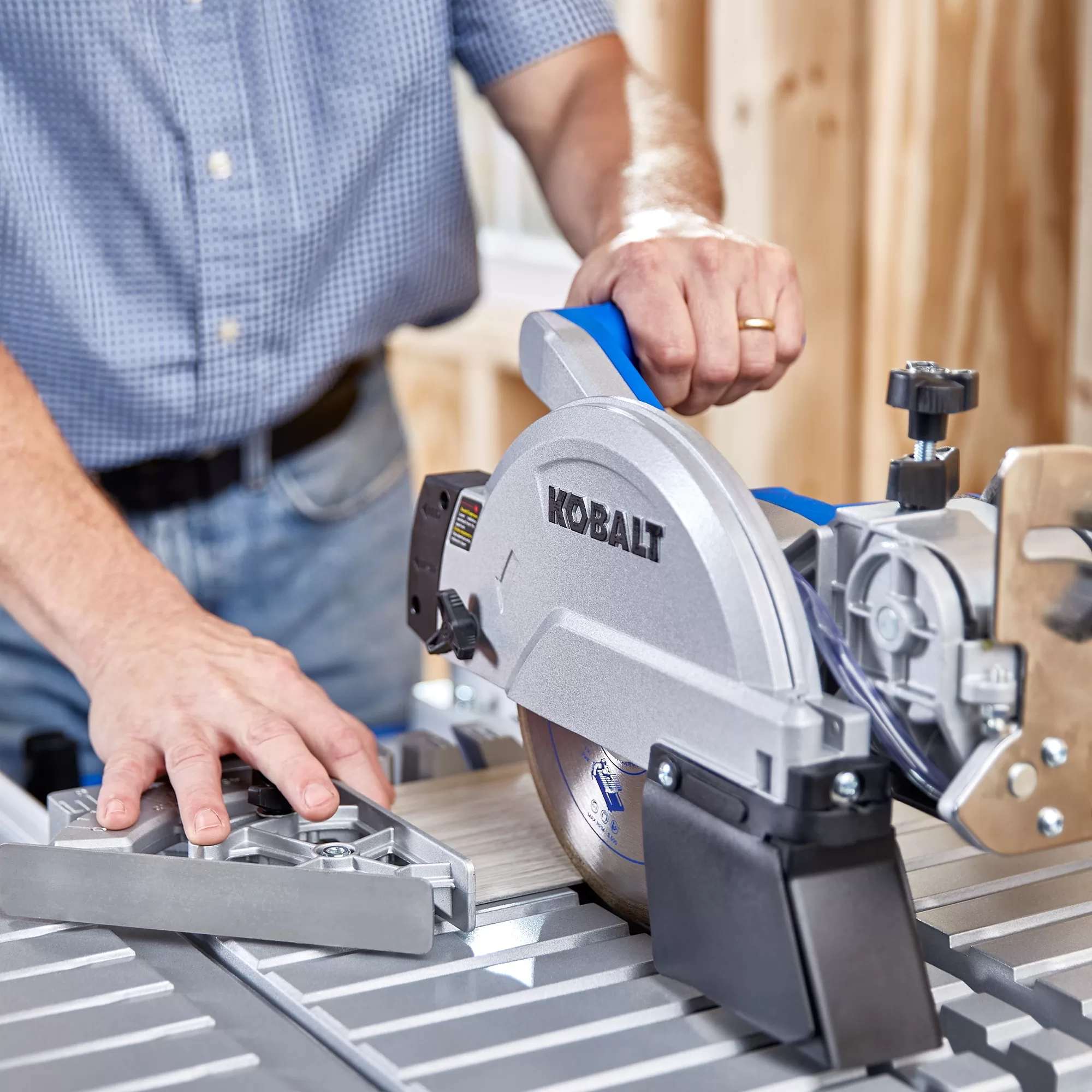 Kobalt 7-in 10-Amp Wet Sliding Table Tile Saw with Stand - Image 4