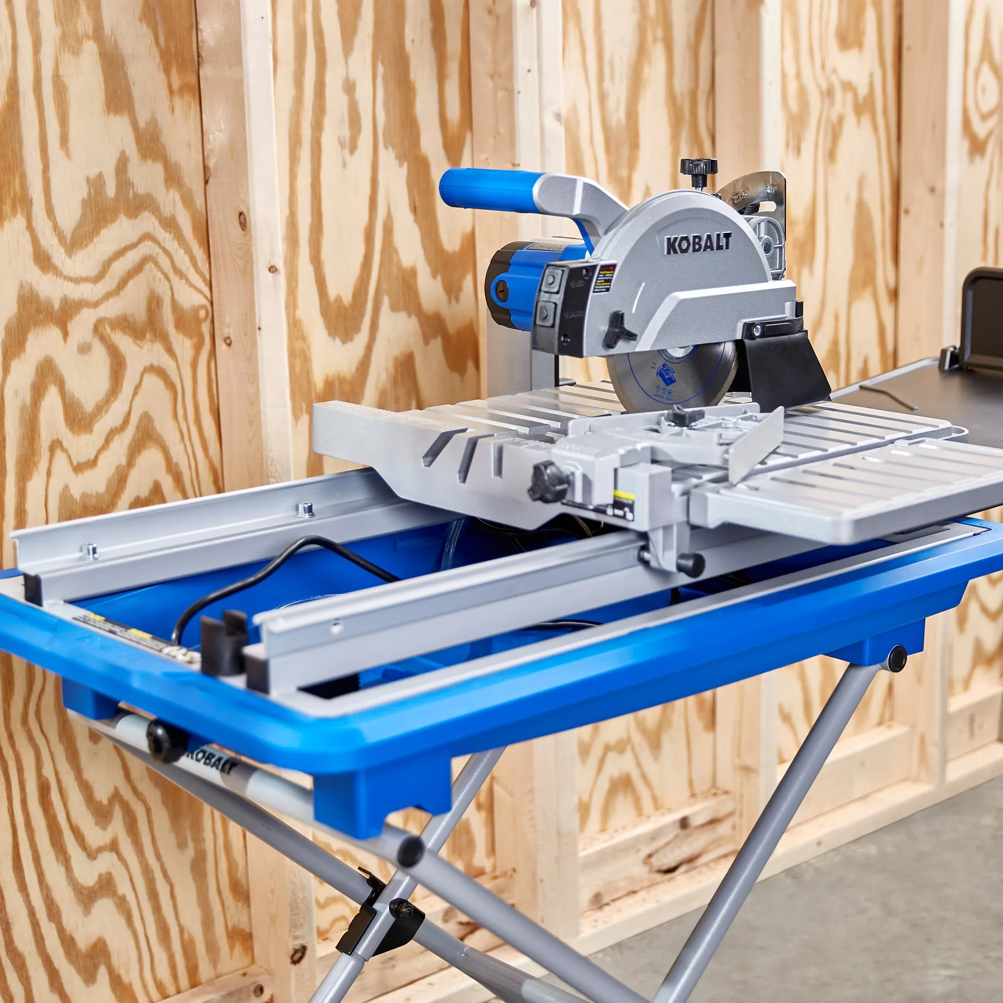 Kobalt 7-in 10-Amp Wet Sliding Table Tile Saw with Stand - Image 8