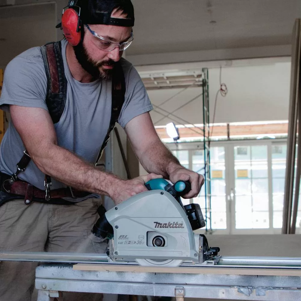 Makita XPS01PMJ 18V X2 LXT Lithium-Ion (36V) Brushless Cordless 6-1/2 in. Plunge Circular Saw Kit (4.0Ah)