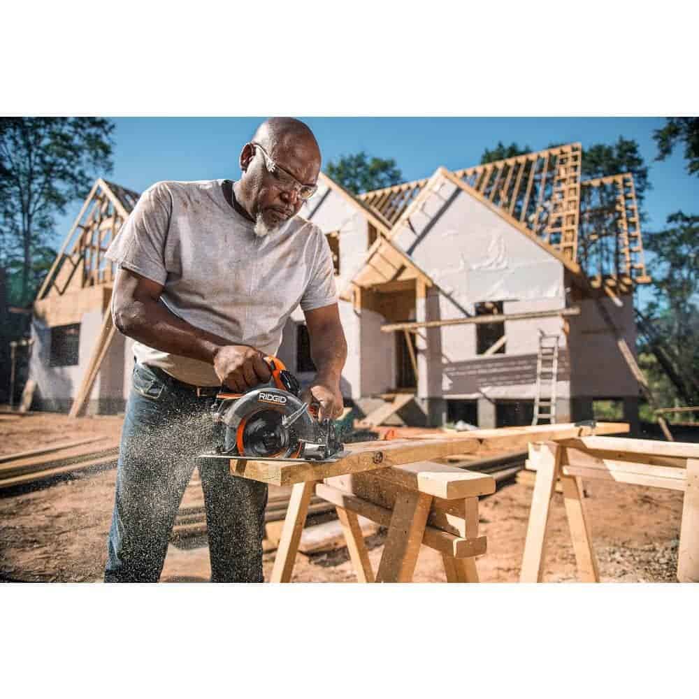 RIDGID R8657KN 18V Brushless Cordless 7-1/4 in. Circular Saw Kit with 4.0 Ah MAX Output Battery and Charger