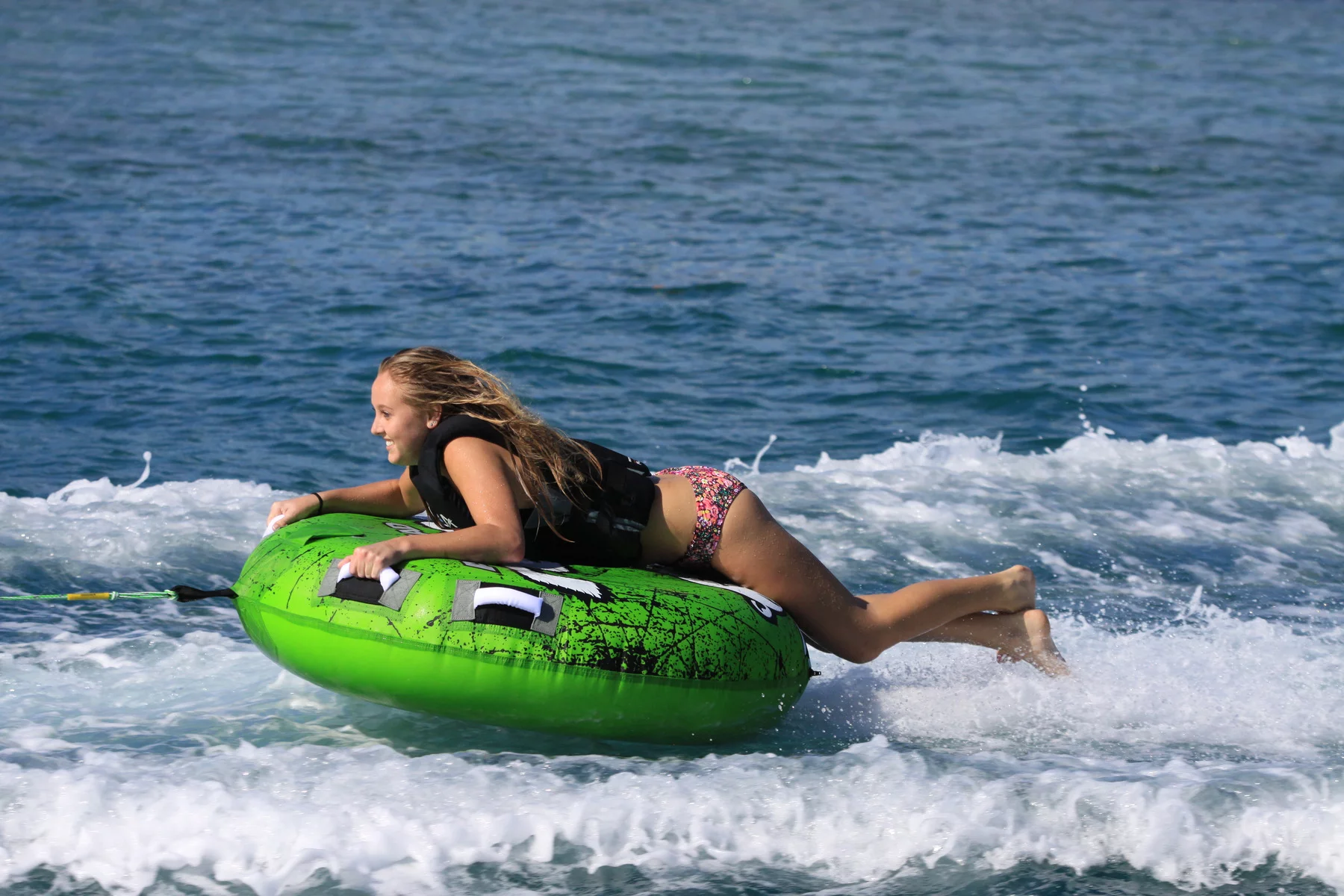 Airhead Rebel Towable Boat Tube Float Kit with Rope & Pump, Heavy-Duty Nylon, Green - Image 3