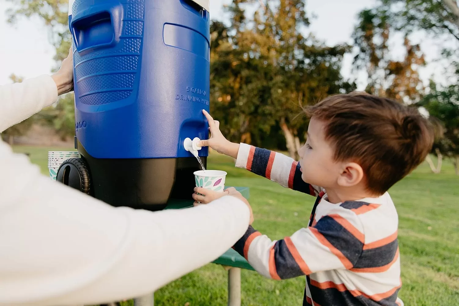 Igloo 5 Gallon Wheeled Portable Sports Cooler Water Beverage Dispenser with Flat Seat Lid, Blue