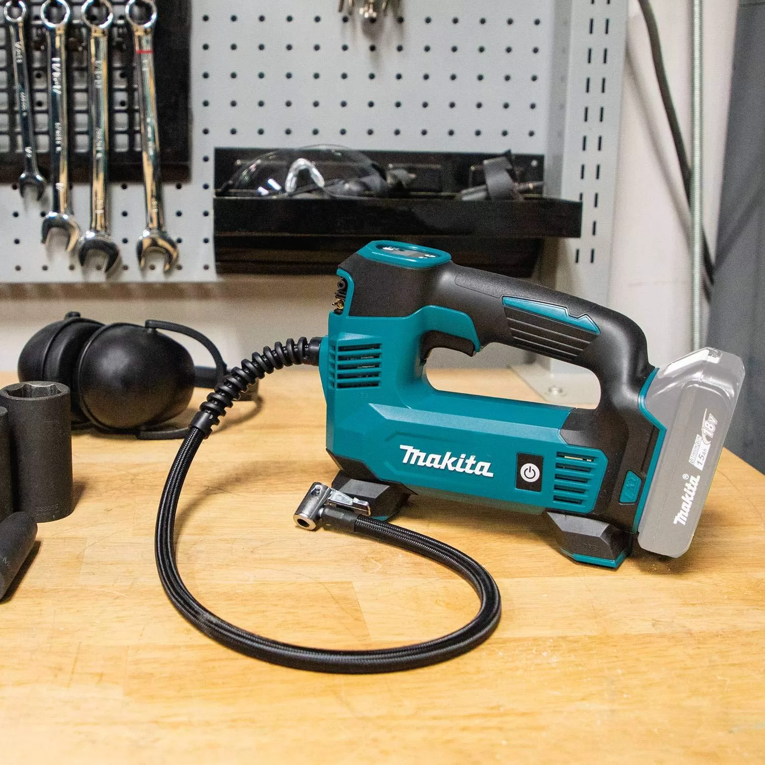 Makita DMP180ZX 18V LXT Lithium-Ion Cordless Inflator, Battery Powered, Tool Only
