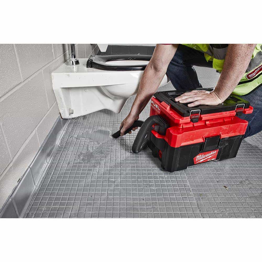 Milwaukee M18 FUEL PACKOUT Cordless 2.5 Gal Wet/Dry Vacuum w/AIR-TIP 1-1/4 in. - 2-1/2 in. (7-Piece) Long Reach Flexible Hose Set