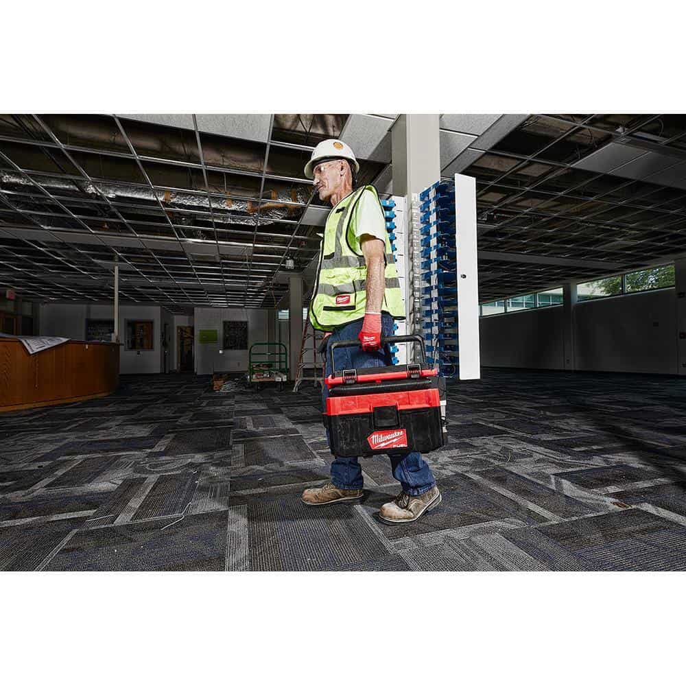 Milwaukee M18 FUEL PACKOUT Cordless 2.5 Gal Wet/Dry Vacuum w/AIR-TIP 1-1/4 in. - 2-1/2 in. (7-Piece) Long Reach Flexible Hose Set