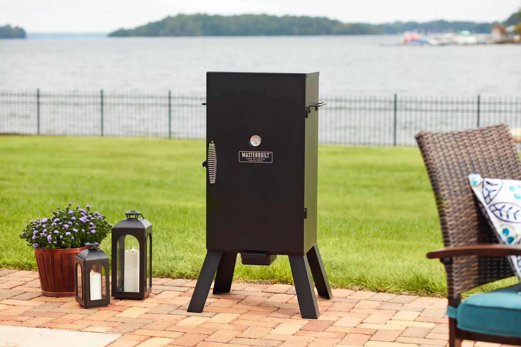 Masterbuilt John McLemore Signature Series 530-Sq in Black Electric Smoker