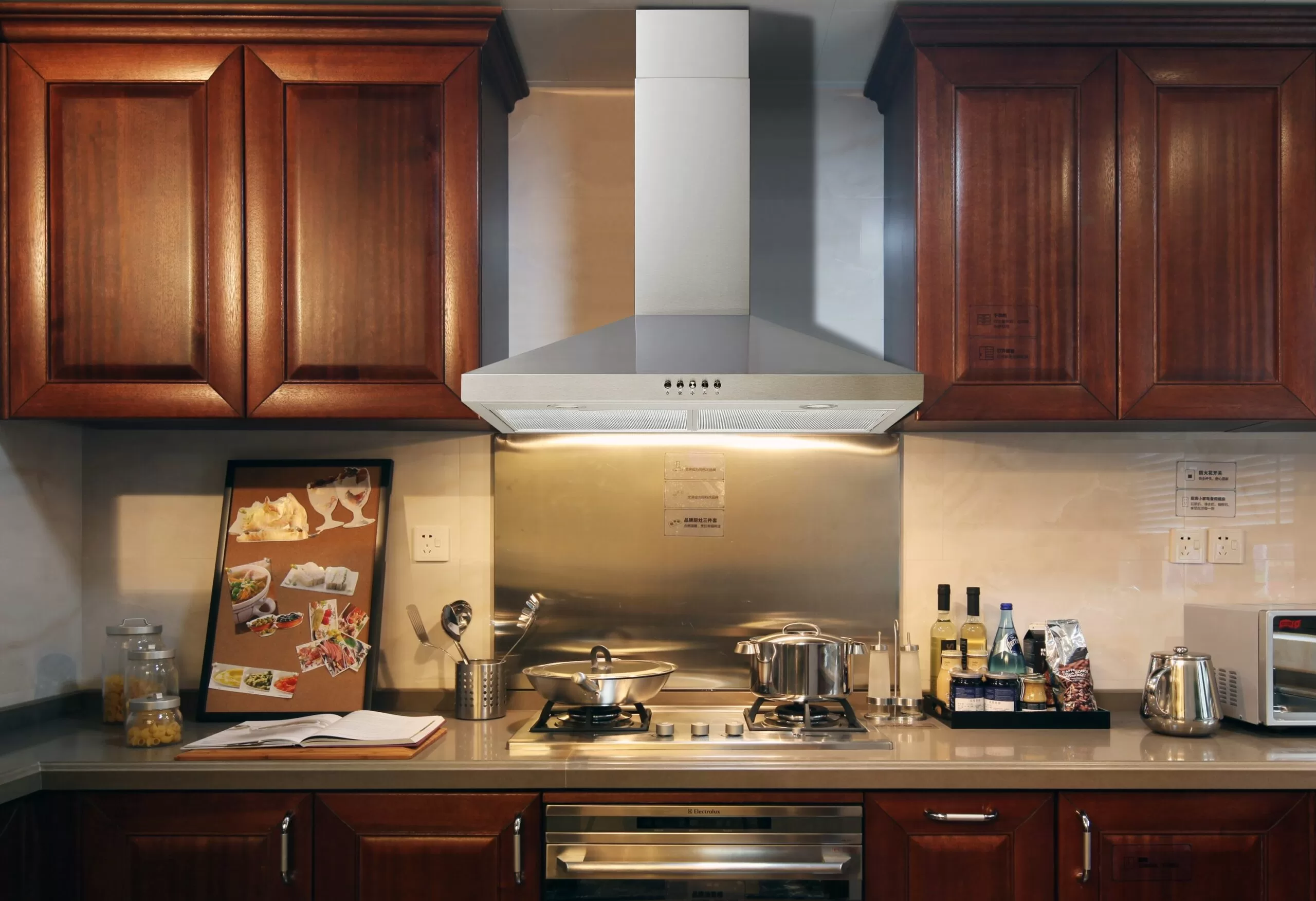 Winflo 30-in 284-CFM Convertible Stainless Steel Wall-Mounted Range Hood
