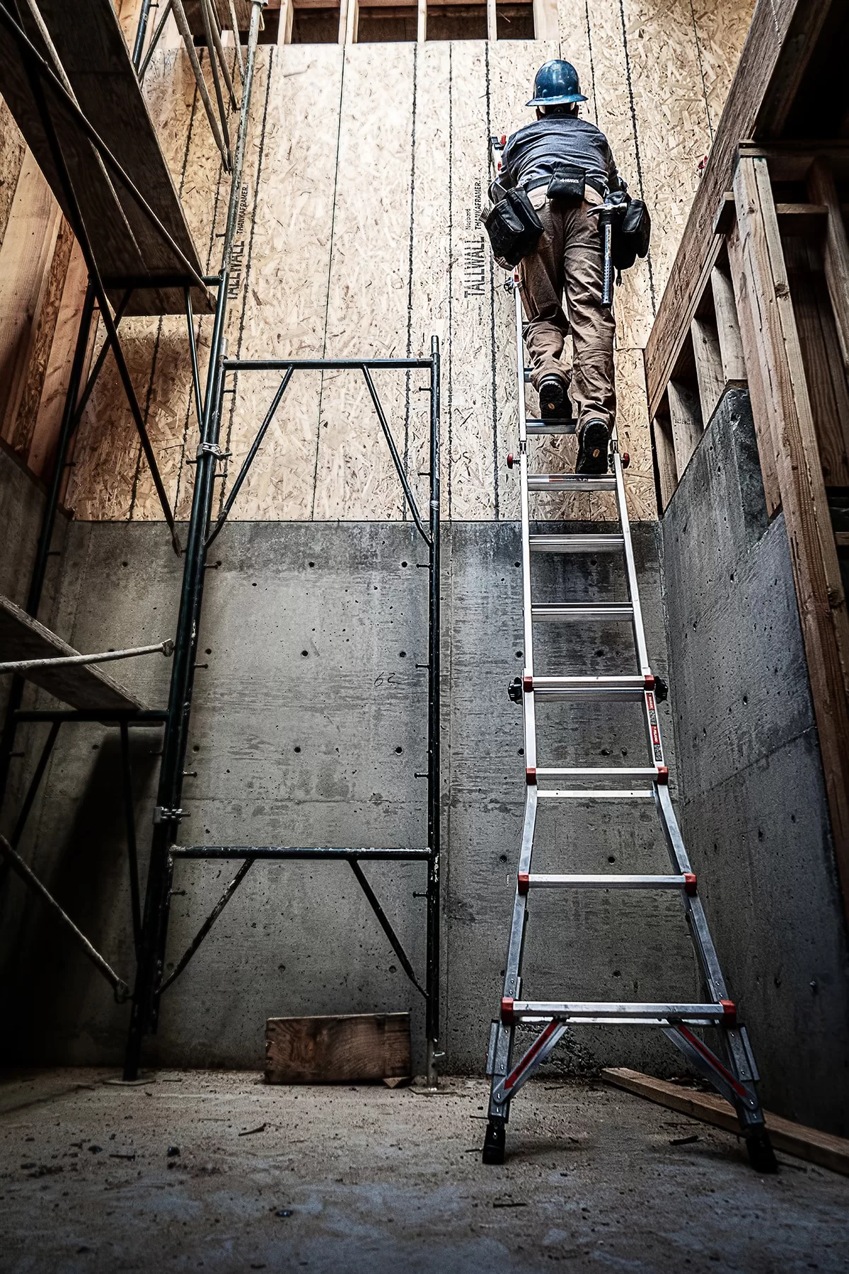 Little Giant Ladders Multi M17 18-ft Reach Type 1a- 300-lb Load Capacity Telescoping Multi-Position Ladder