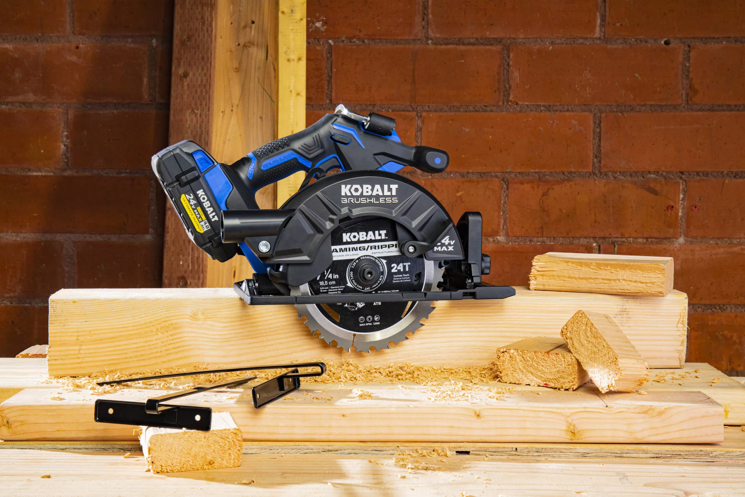 Kobalt XTR 24-volt 7-1/4-in Brushless Cordless Circular Saw (Bare Tool)