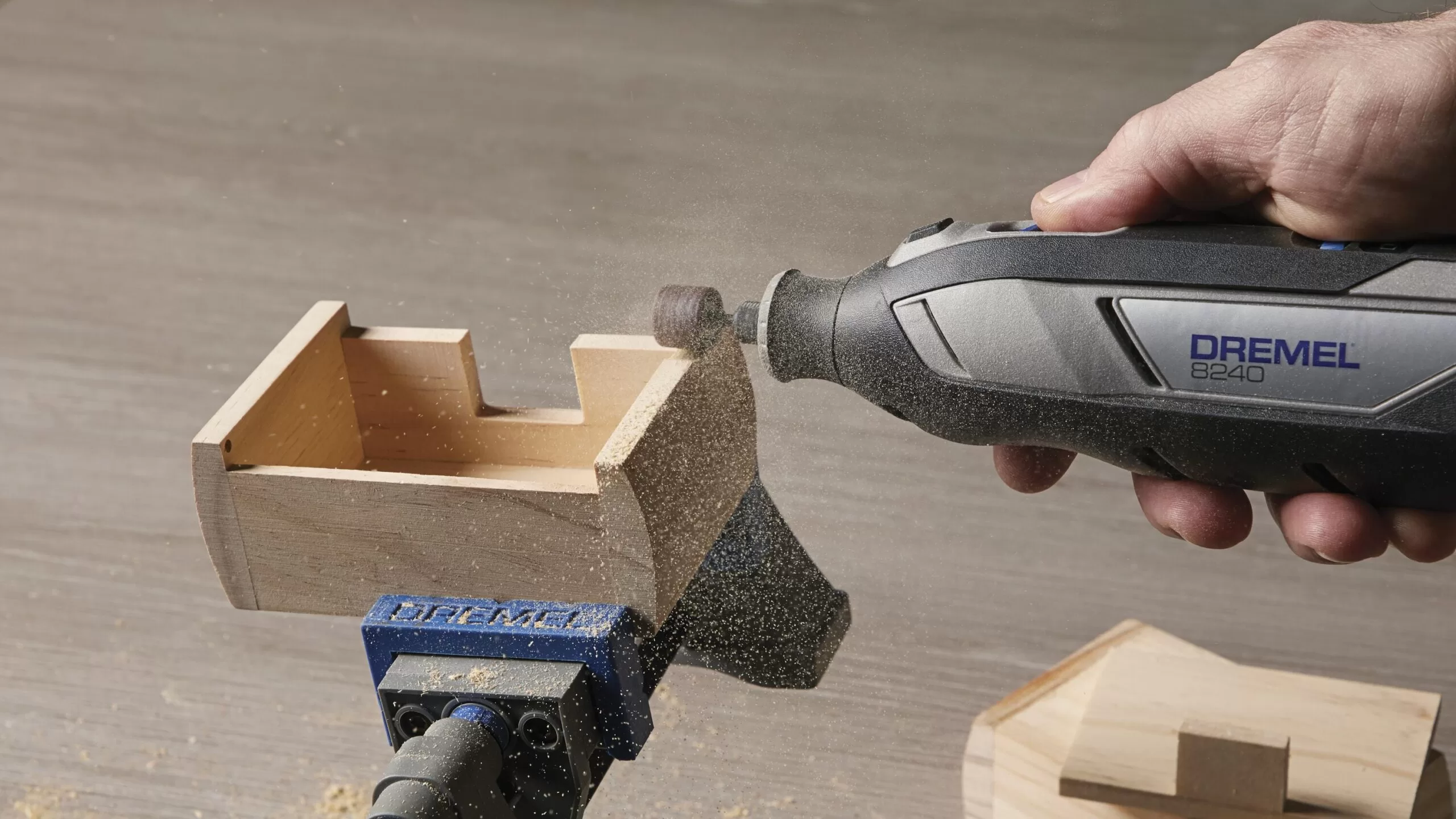 Dremel 8240 Variable Speed Cordless 12-volt 2-Amp Multipurpose Rotary Tool Kit