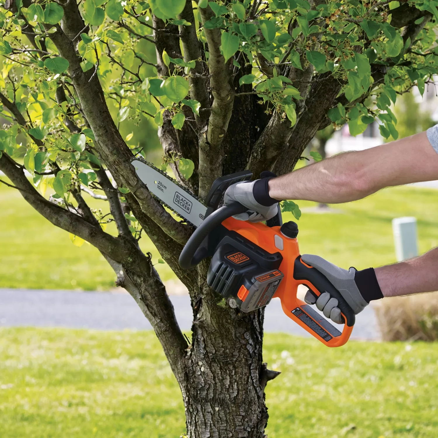 BLACK+DECKER 20-volt Max 10-in Battery 2 Ah Chainsaw (Battery and Charger Included)