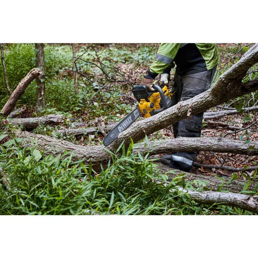 DEWALT 60V MAX 20in. Brushless Battery Powered Chainsaw Kit, (1) FLEXVOLT 5Ah Battery, Charger & 20in. Chain (68 Link)