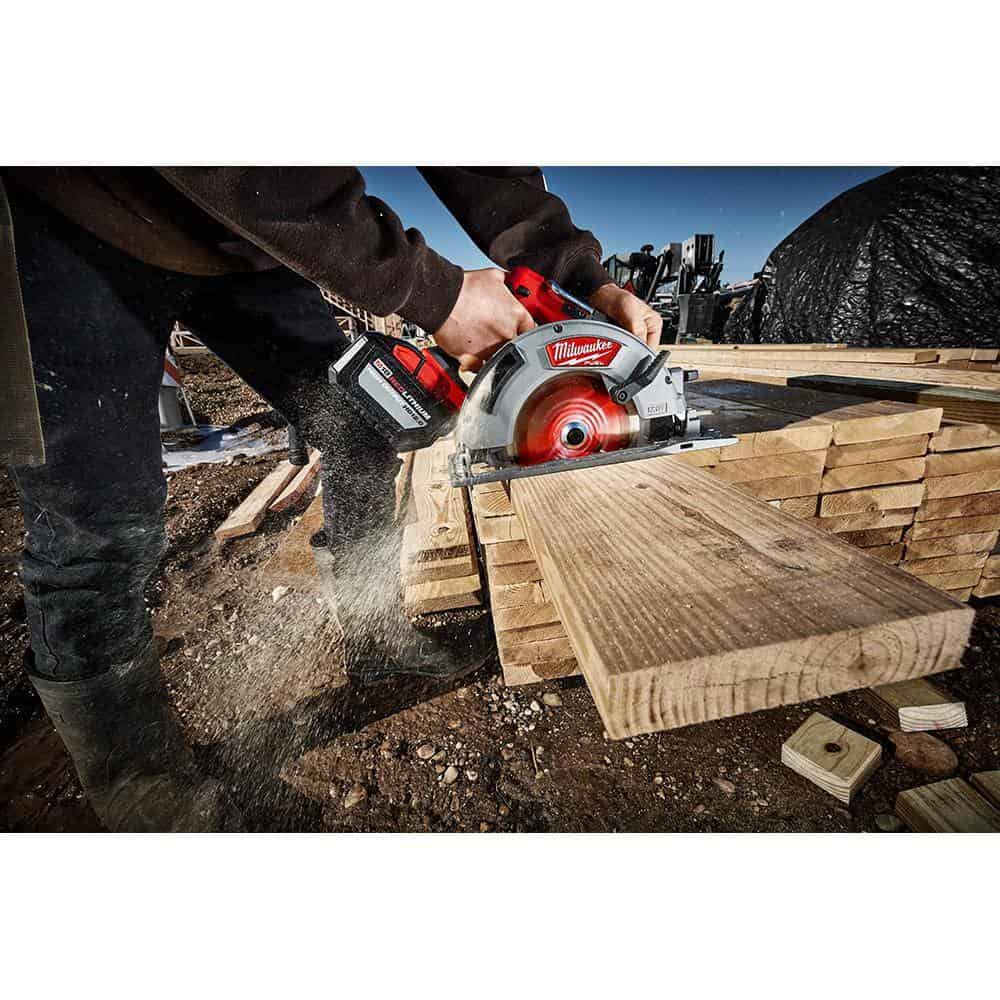Milwaukee 2732-20-48-11-1880 M18 FUEL 18V Lithium-Ion Cordless 7-1/4 in. Circular Saw W/ HIGH OUTPUT XC 8.0Ah Battery