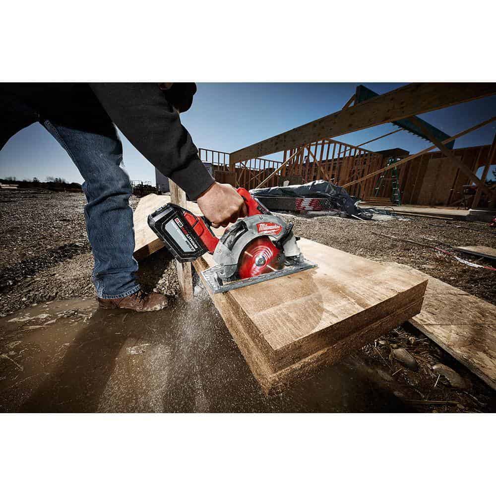 Milwaukee 2732-20-48-11-1880-48-11-1862 M18 FUEL 18V Lithium-Ion Brushless Cordless 7-1/4 in. Circular Saw w/(3) Batteries