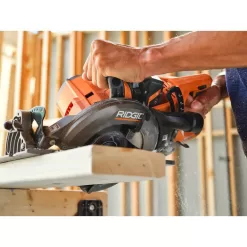 RIDGID R8658K-AC840040 18V Brushless Cordless 7-1/4 in. Rear Handle Circular Saw Kit w/ Battery, Charger, Bag, & FREE 4.0 Ah MAX Output Battery