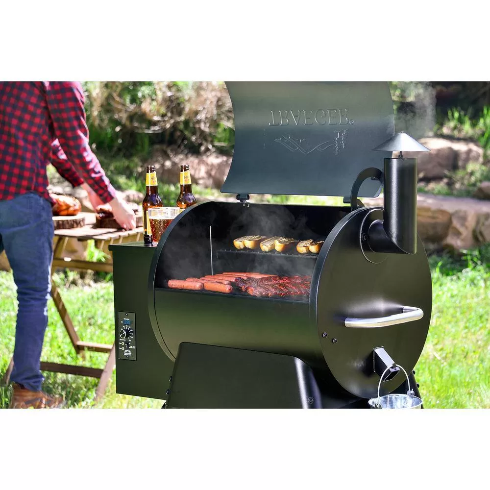 Traeger HD0041 Pro 22 Pellet Grill in Bronze with Cover
