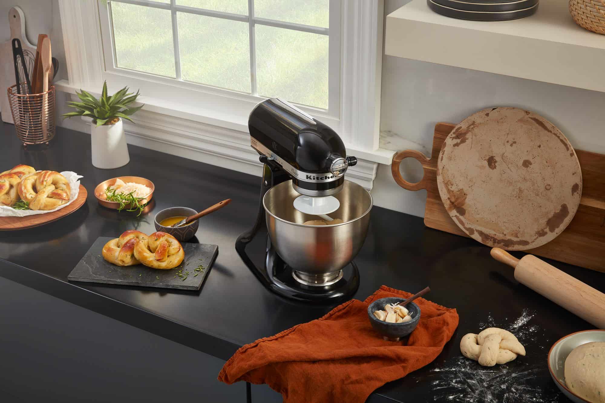 KitchenAid Classic Stand Mixer 4.5-Quart 10-Speed Black Residential Stand Mixer