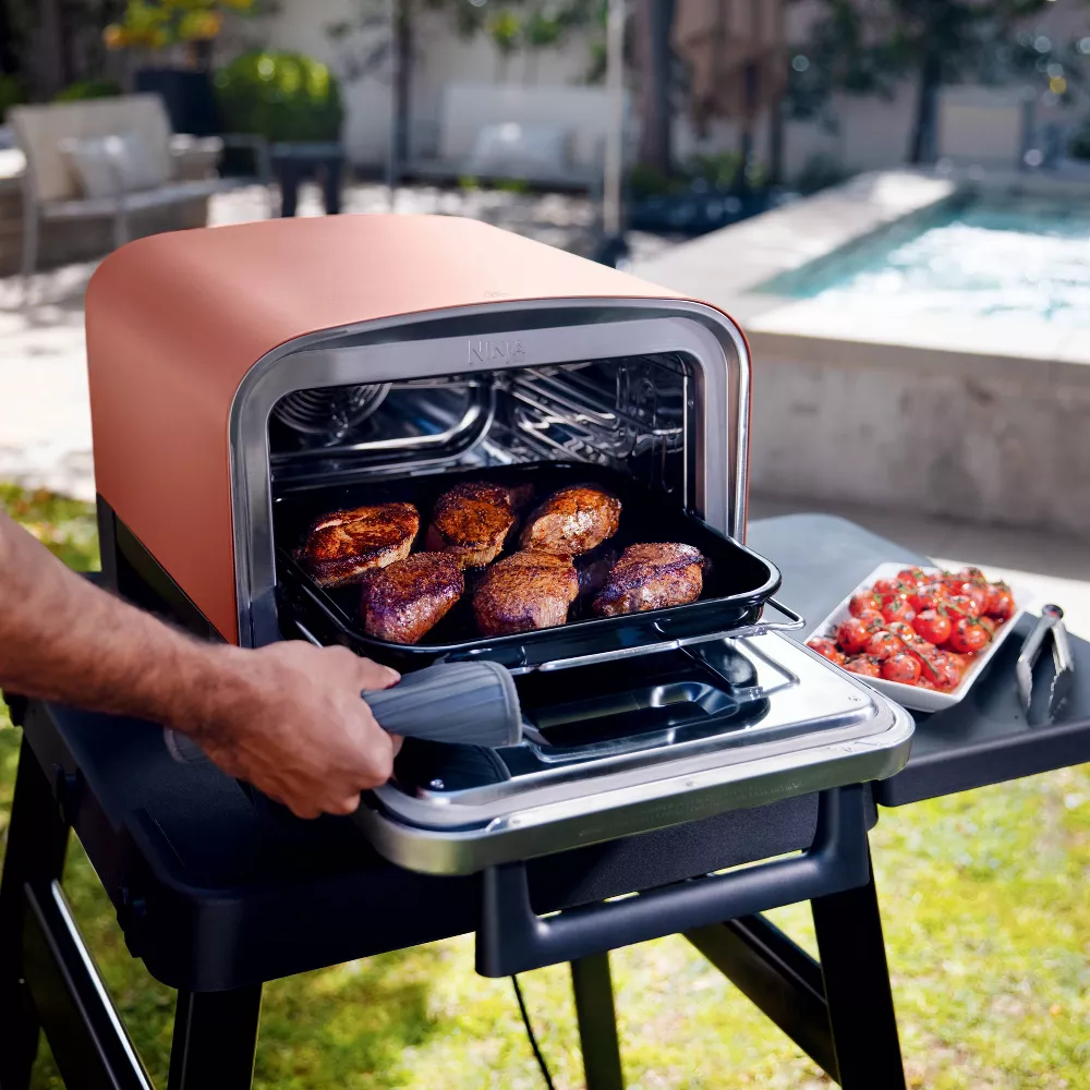 Ninja Woodfire Pizza Oven, 8-in-1 Outdoor Oven, 5 Pizza Settings, Smoker, Ninja Woodfire Technology, Electric - OO101