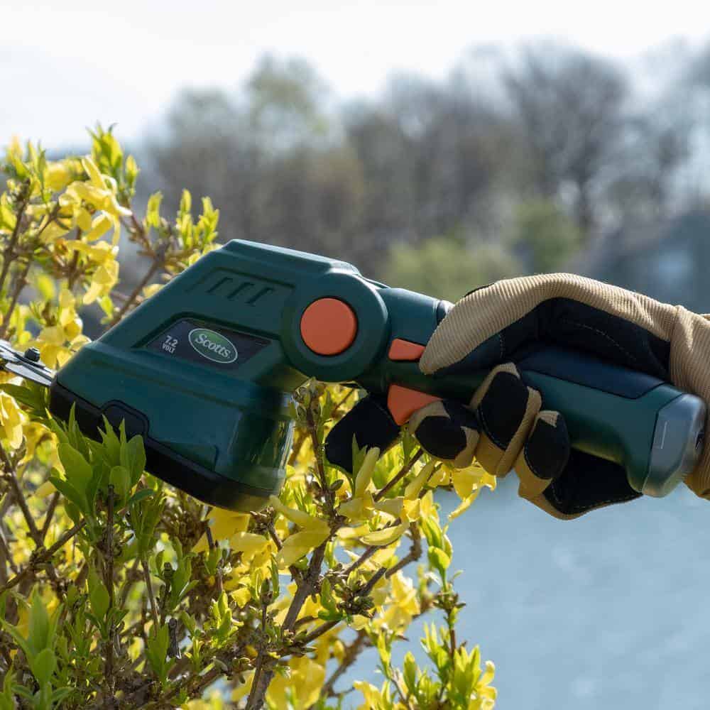 Scotts LSS10172S 7.2V Lithium-Ion Cordless Grass and Shrub Shear - 2 Ah Battery and Charger Included