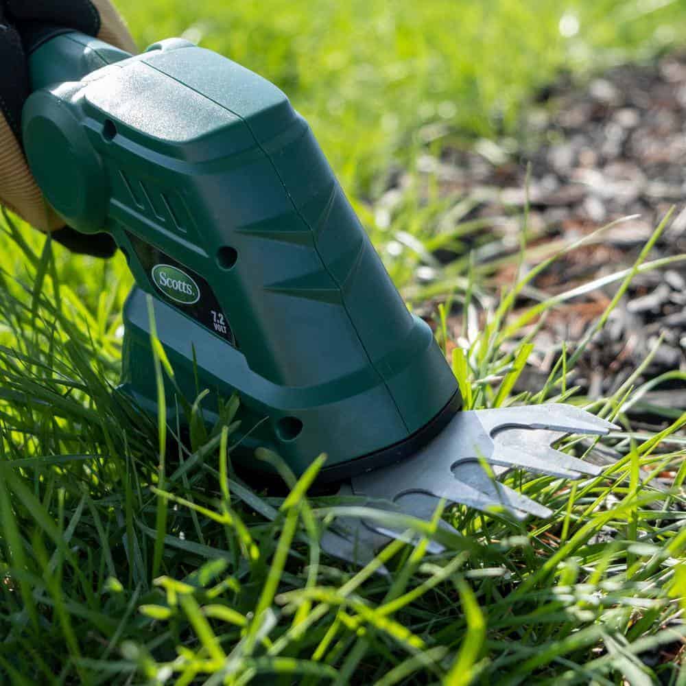 Scotts LSS10172S 7.2V Lithium-Ion Cordless Grass and Shrub Shear - 2 Ah Battery and Charger Included