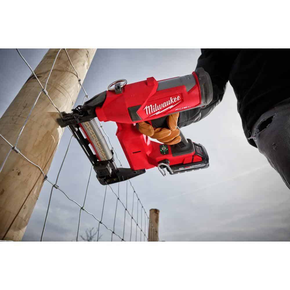 Milwaukee MPU112-960 1-1/2 in. 9-Gauge Galvanized Staples for M18 FUEL Utility Fencing Stapler (960 Per Box)