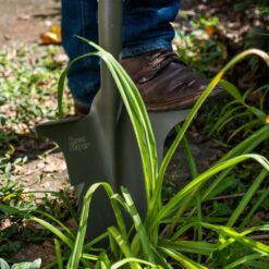Radius Garden 22311-21 31 in. Fiberglass Handle 40 in. Root Slayer Carbon Steel Nomad Shovel