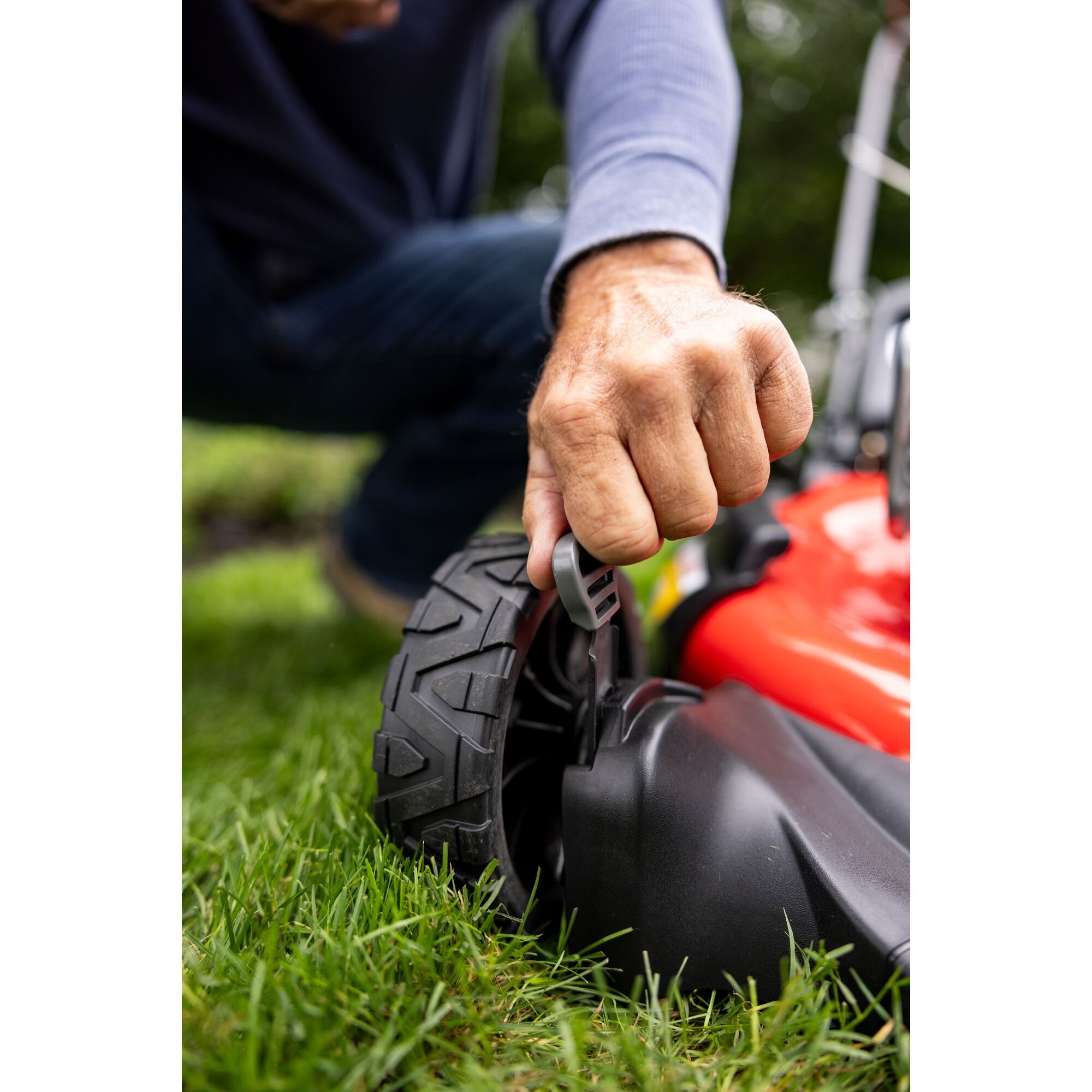CRAFTSMAN CMXGMAM1125499 M110 140-cc 21-in Push Gas Lawn Mower with Briggs & Stratton Engine - Image 15