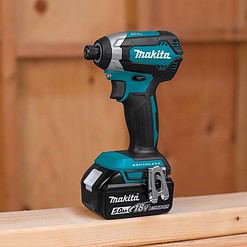 Makita 18V LXT 1/4 in. Cordless Brushless Impact Driver Kit (Battery & Charger)