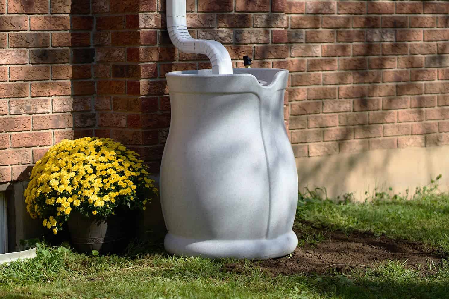 FCMP Outdoor Catalina 45 Gallon Rain Water Barrel Catcher System with Flat Back for Watering Outdoor Plants, Light Granite