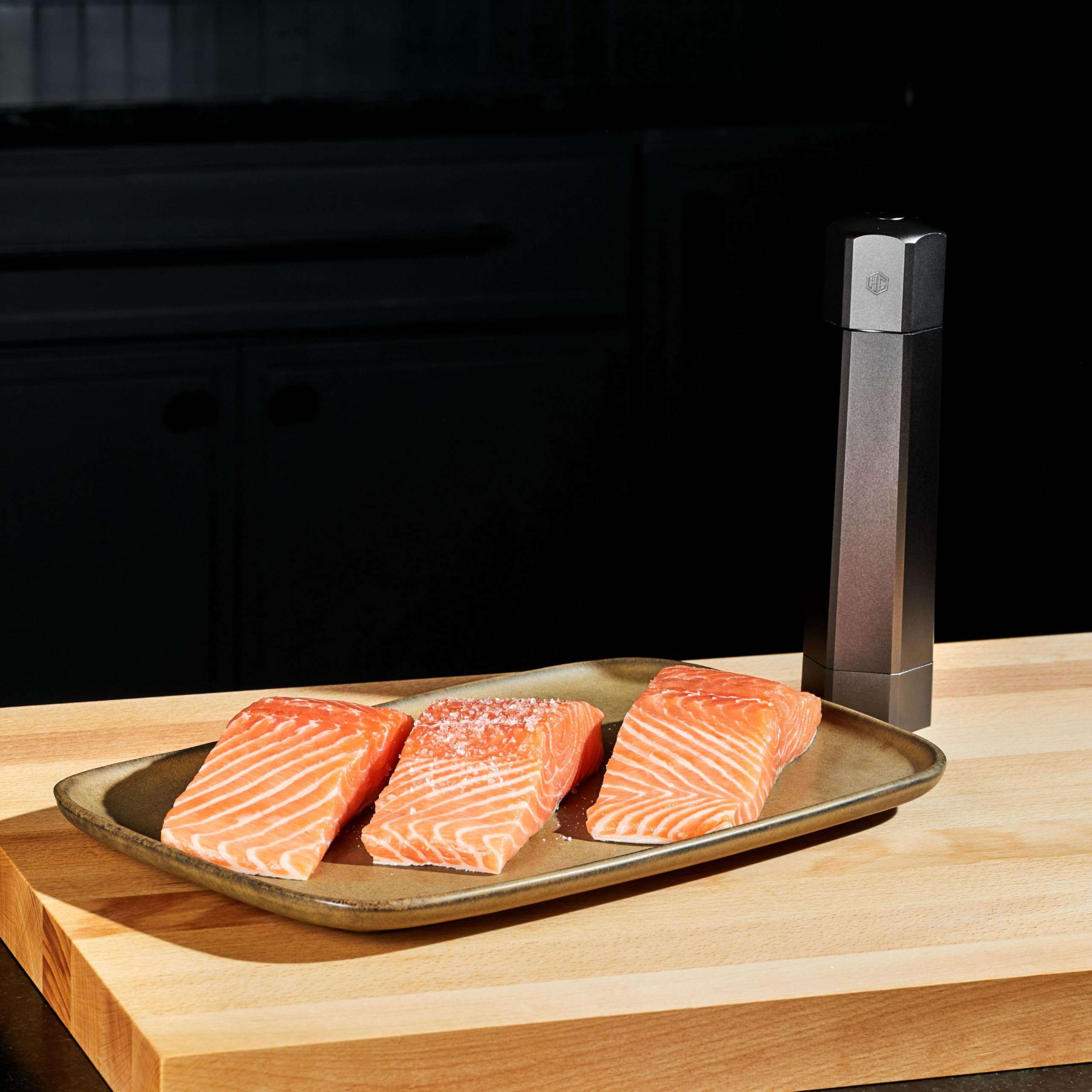 HexClad HexMill Salt Grinder, Professional Grade Heavy-Duty, Refillable, Aluminum Gunmetal Gray, Adjustable Ten Grind Settings