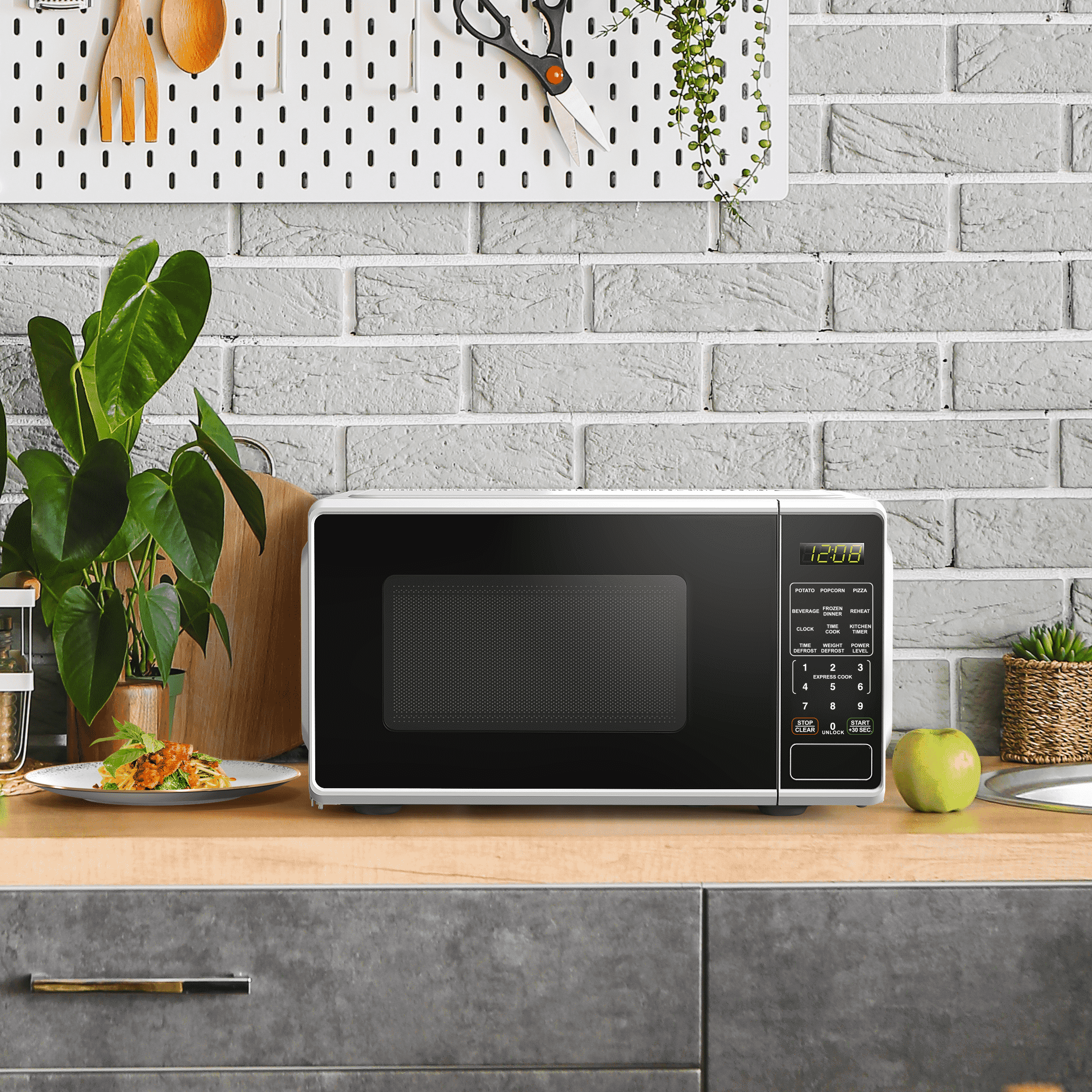 Mainstays 0.7 Cu ft Countertop Microwave Oven, 700 Watts, White