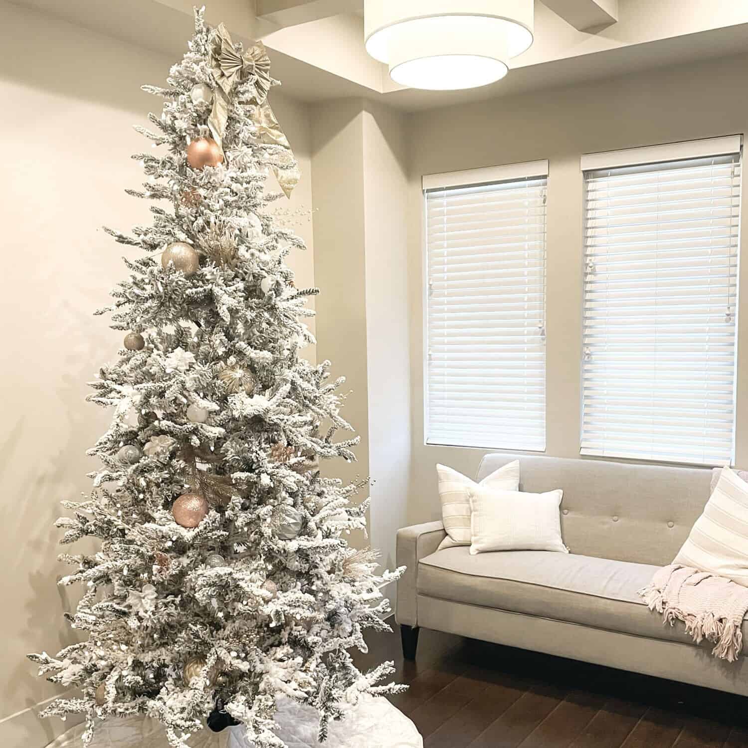 Fraser Hill Farm 9-ft Mountain Pine Pre-lit Flocked White Artificial Christmas Tree with Clear Incandescent Lights