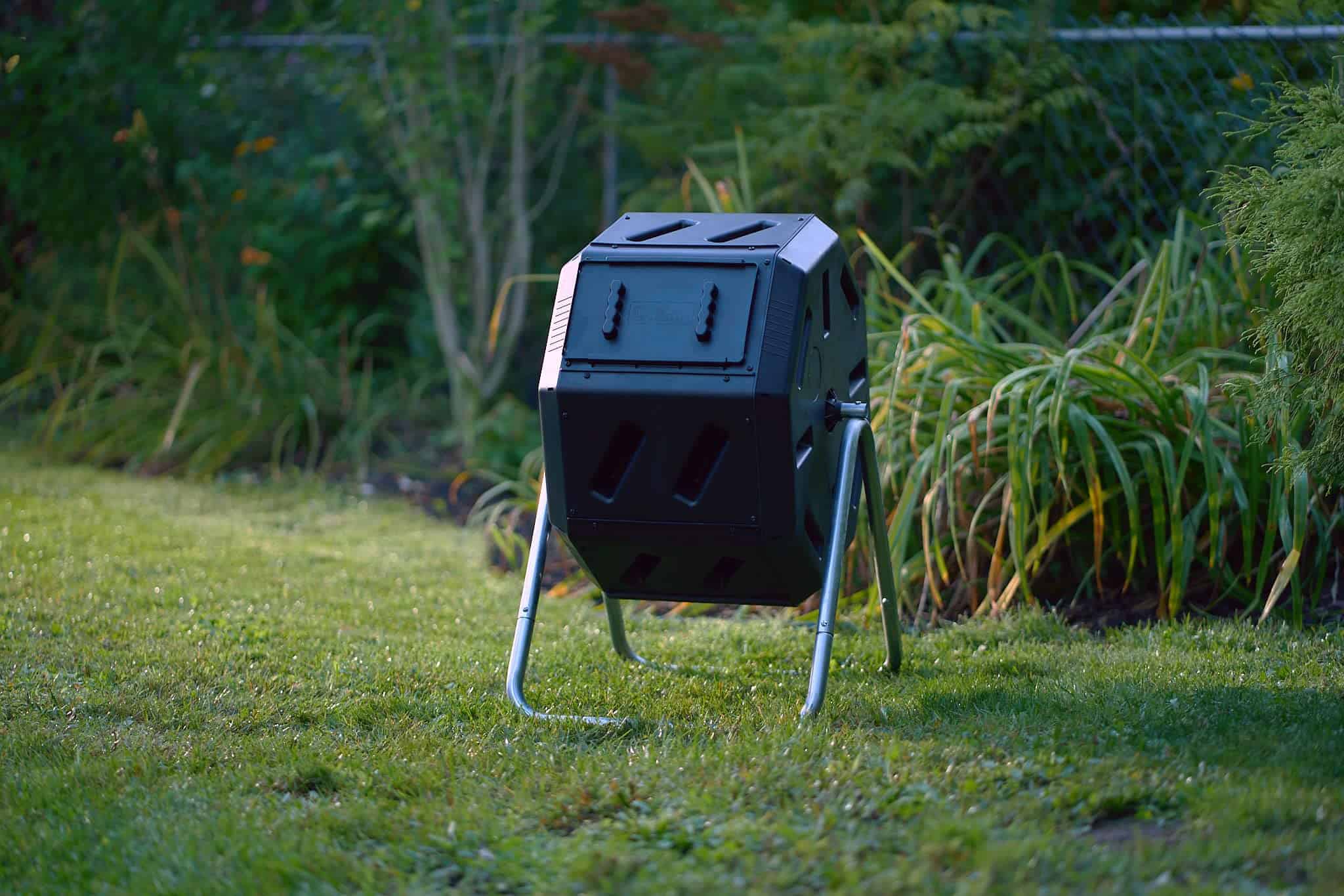 FCMP Outdoor IM2000 Tumbling Composter Canadian, Outdoor Rotating Compost Tumbler Bin, 22 Gallon