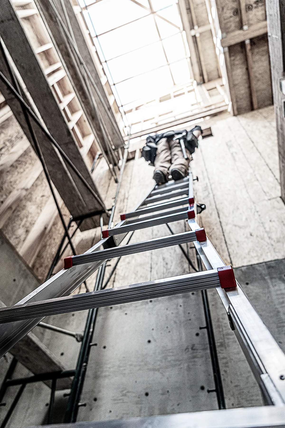 Little Giant Ladders Leveler M17 with Leg Levelers 18-ft Reach Type 1aa- 375-lb Load Capacity Telescoping Multi-Position Ladder