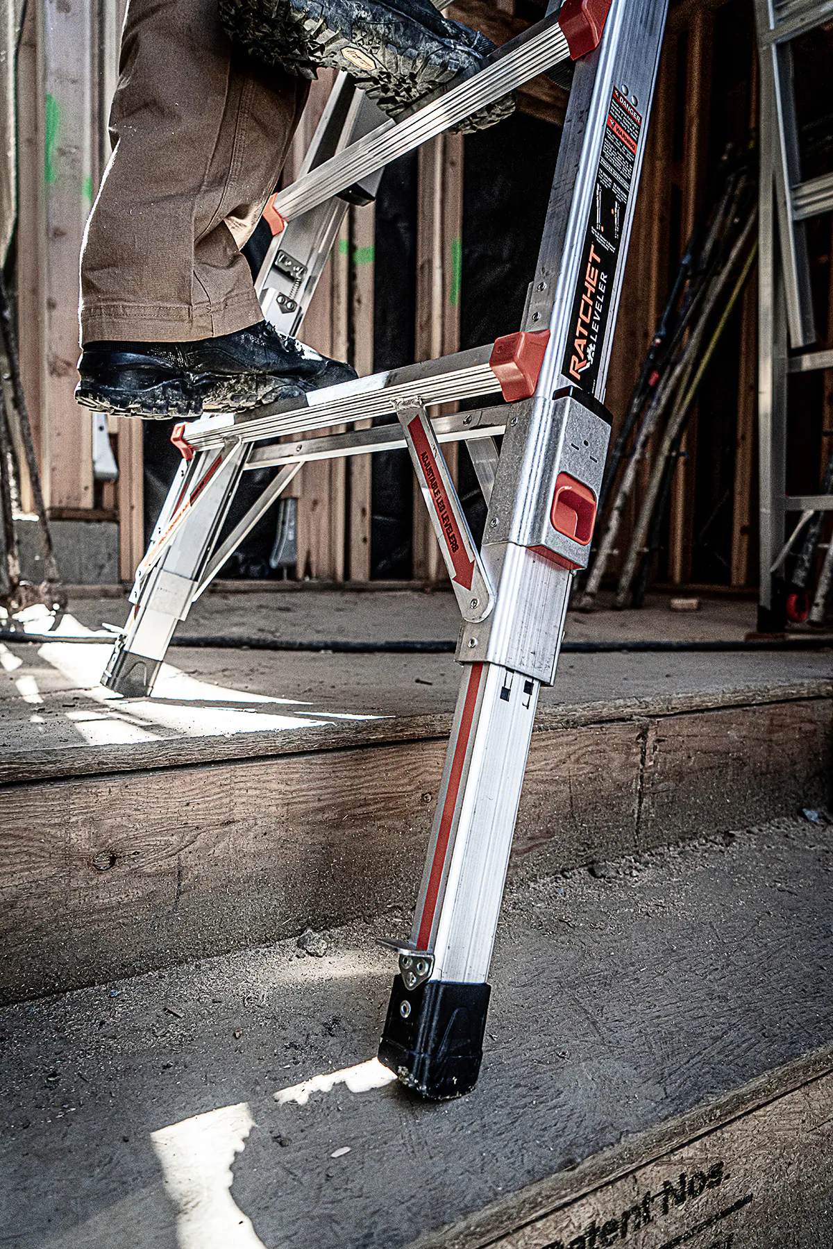 Little Giant Ladders Leveler M17 with Leg Levelers 18-ft Reach Type 1aa- 375-lb Load Capacity Telescoping Multi-Position Ladder