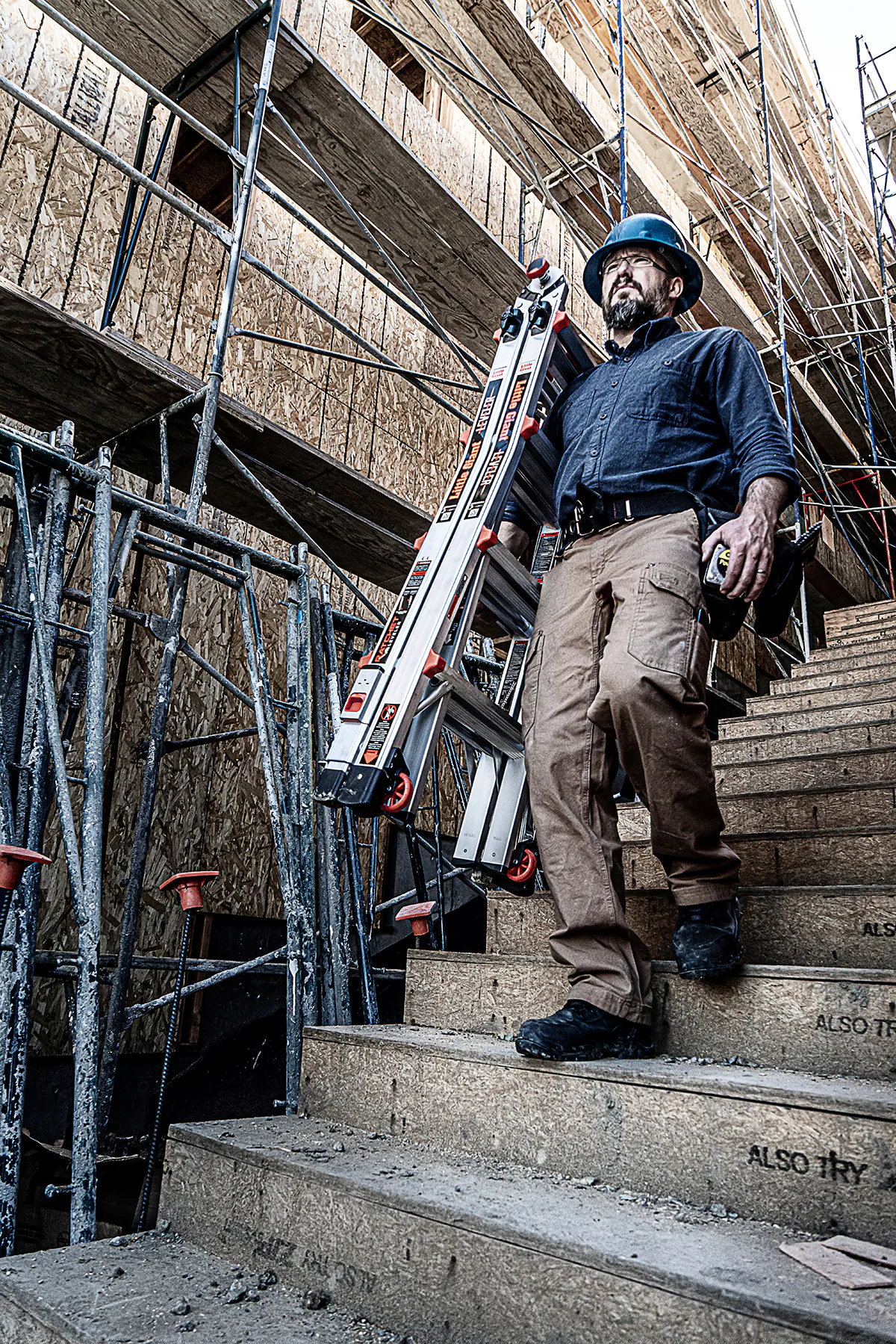 Little Giant Ladders Leveler M17 with Leg Levelers 18-ft Reach Type 1aa- 375-lb Load Capacity Telescoping Multi-Position Ladder