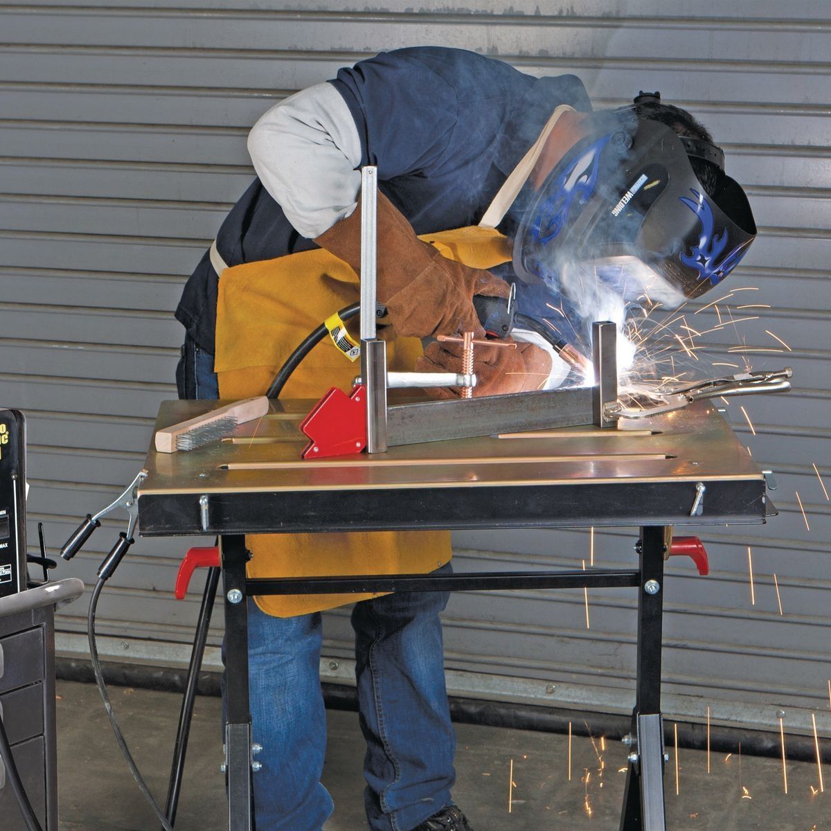 CHICAGO ELECTRIC Adjustable Steel Welding Table