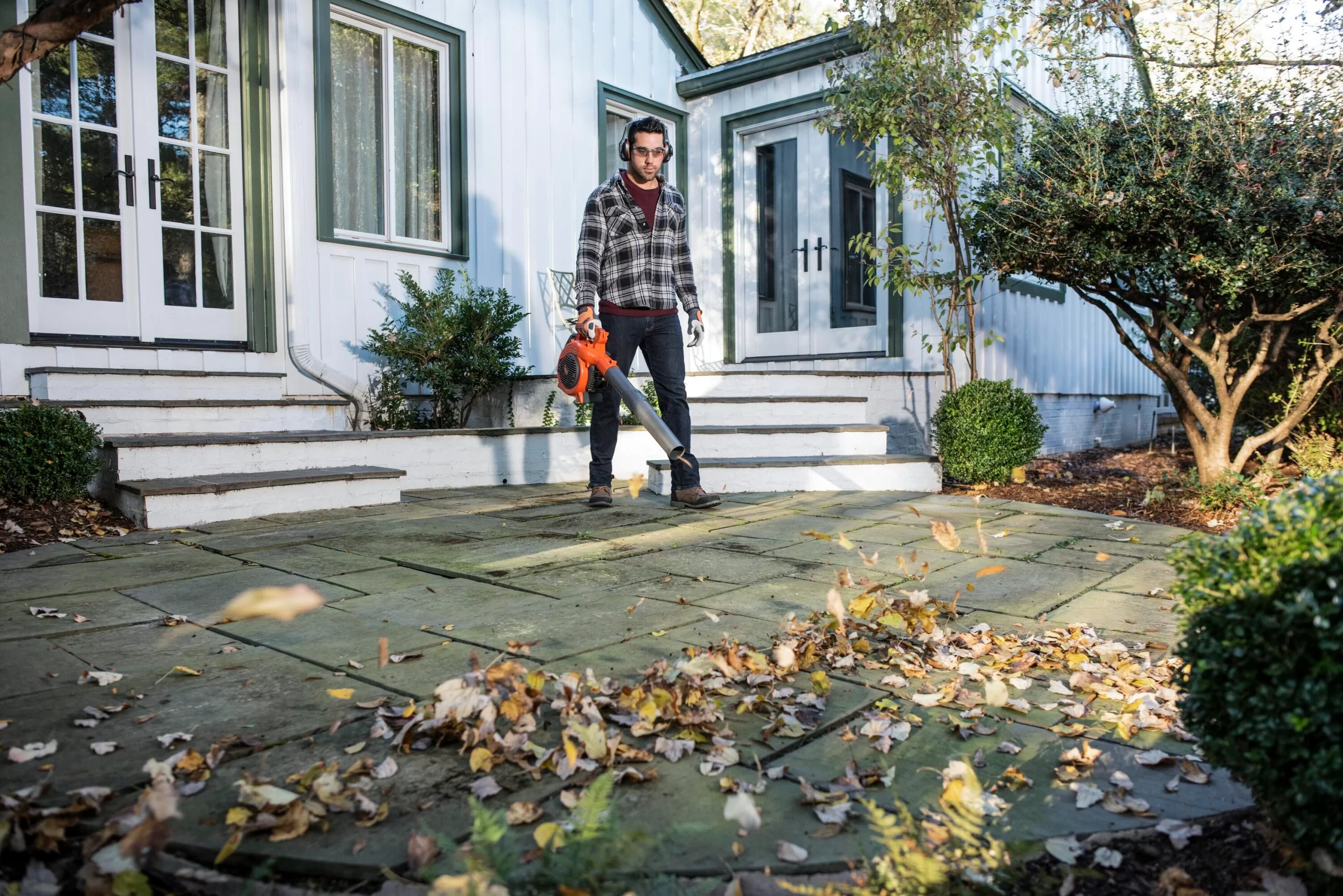 Husqvarna 125B 28-cc 2-cycle 470-CFM 170-MPH Gas Handheld Leaf Blower