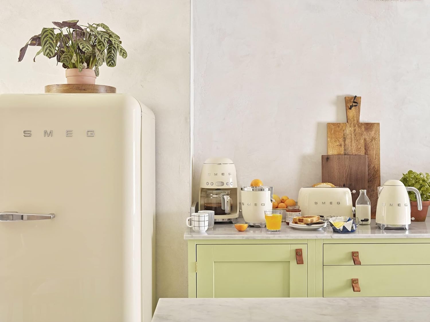 SMEG 50's Retro Style Electric Water Kettle with Automatic Shutoff, Removable Base, and Water Indicator, KLF03CRUS, Cream