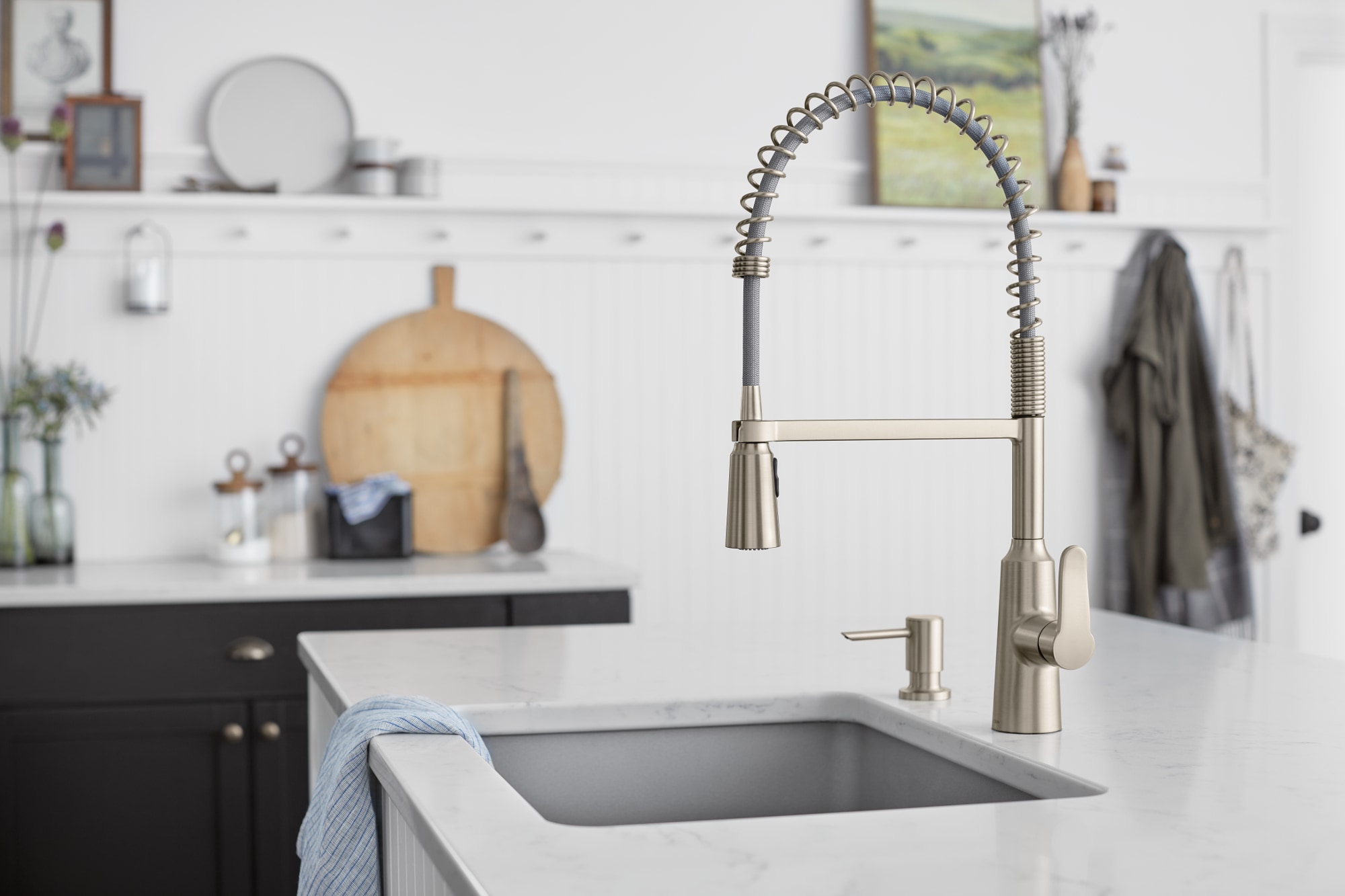 Moen Edwyn Spot Resist Stainless Single Handle Deck-mount Pull-down Kitchen Faucet with Sprayer ( Deck Plate Included ) (Soap Dispenser Included)