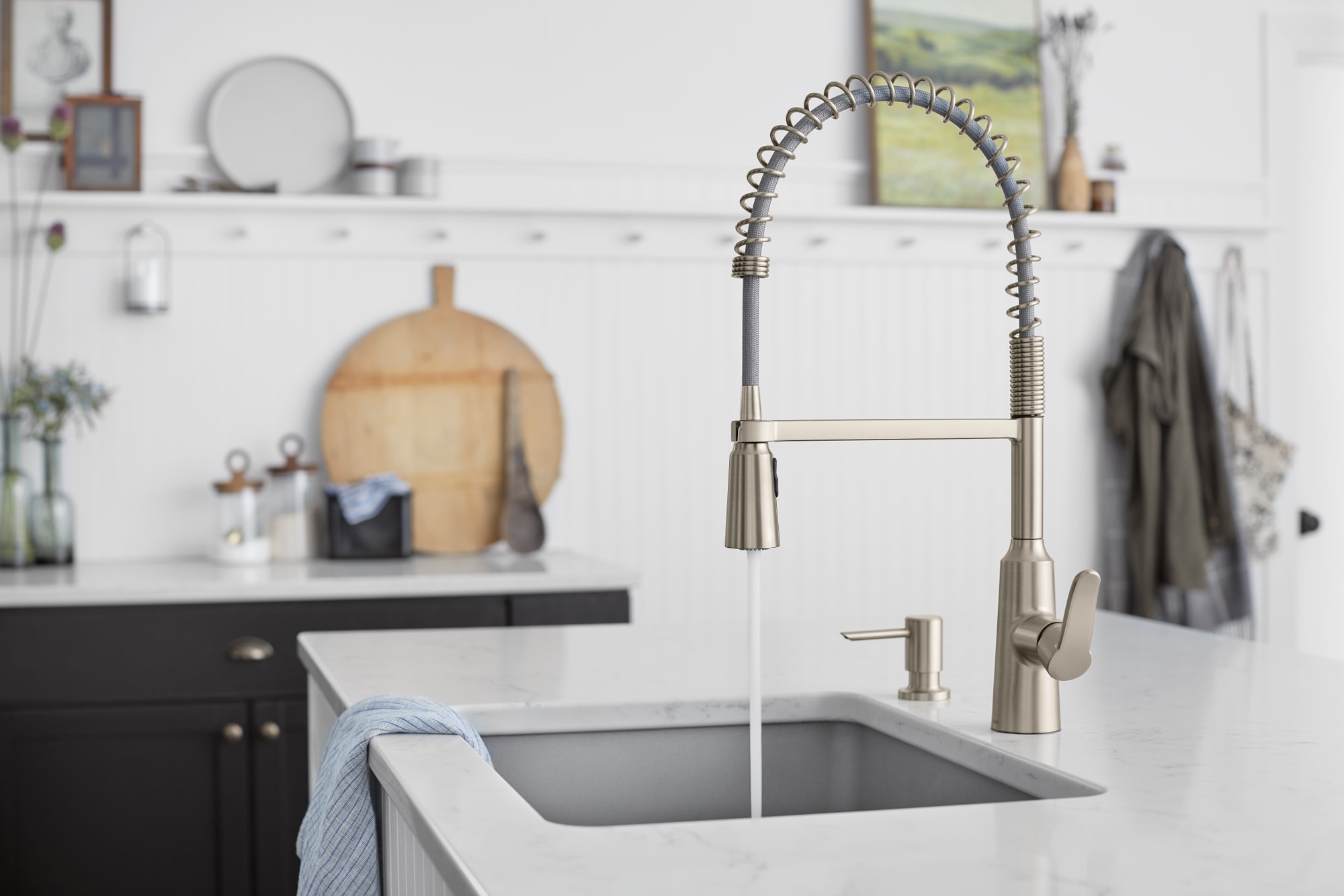 Moen Edwyn Spot Resist Stainless Single Handle Deck-mount Pull-down Kitchen Faucet with Sprayer ( Deck Plate Included ) (Soap Dispenser Included)