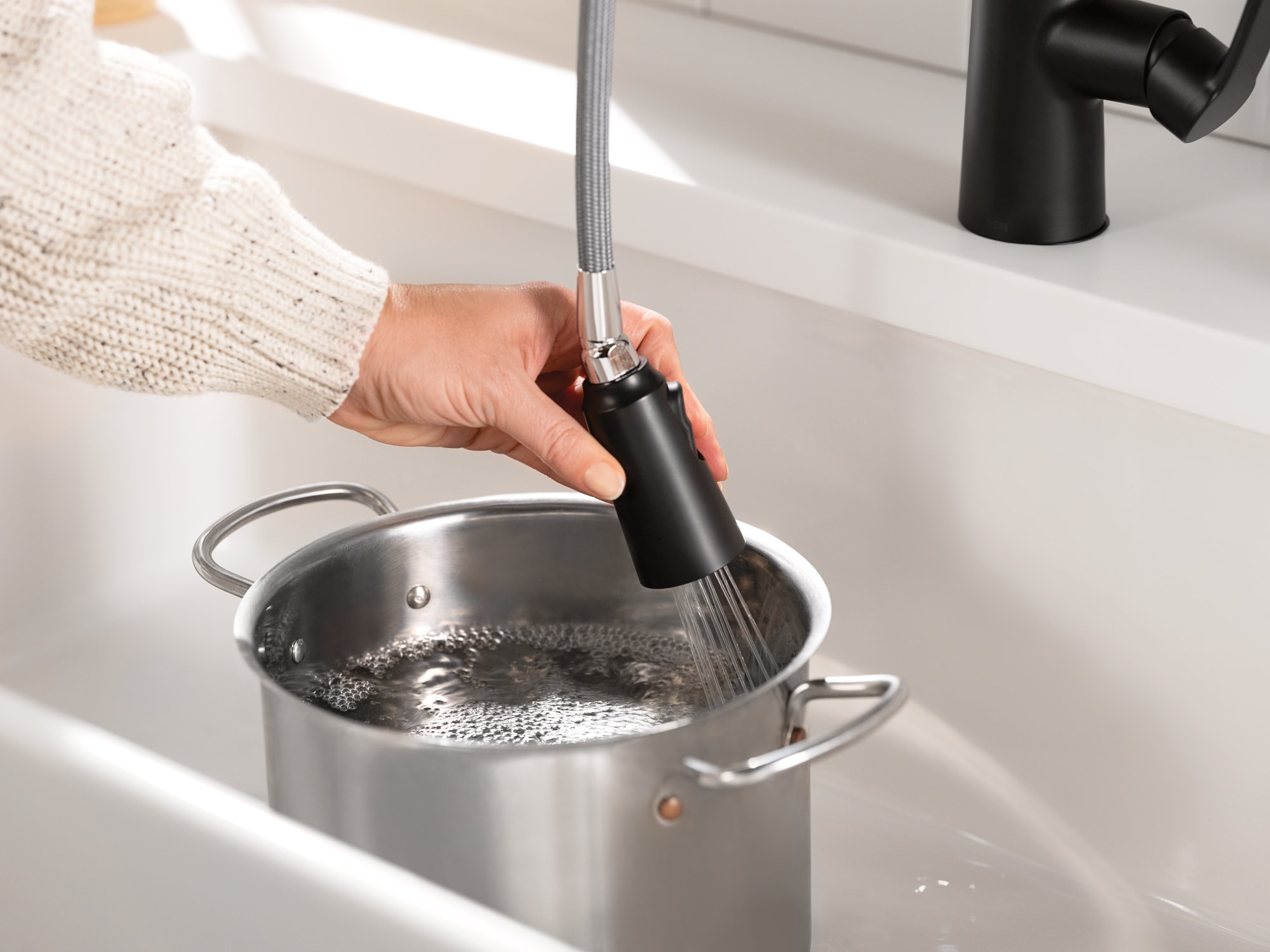 Moen Edwyn Matte Black Single Handle Deck-mount Pull-down Kitchen Faucet with Sprayer ( Deck Plate Included ) (Soap Dispenser Included)