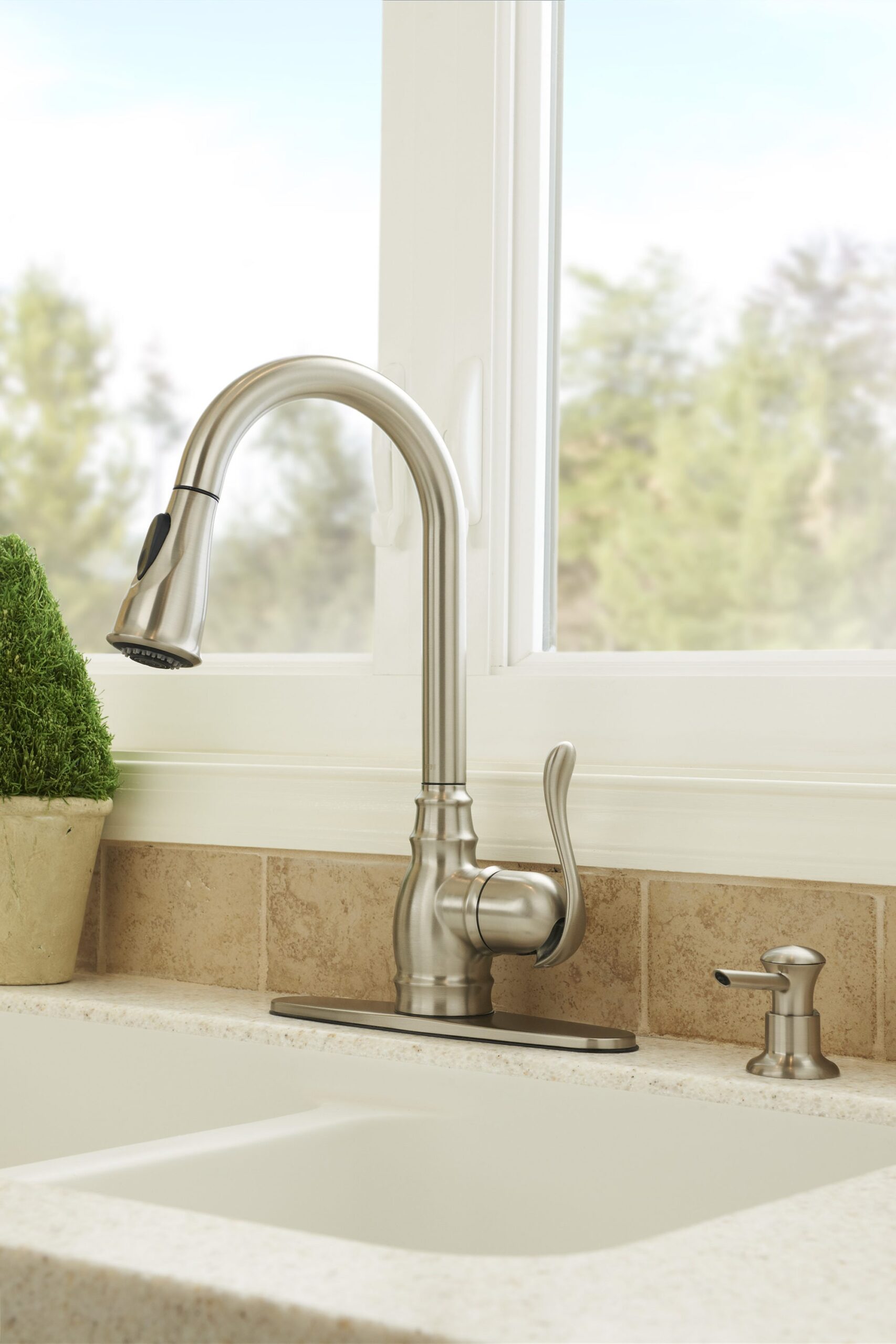 Moen Anabelle Spot Resist Stainless Single Handle Deck-mount Pull-down Kitchen Faucet with Sprayer ( Deck Plate Included ) (Soap Dispenser Included)